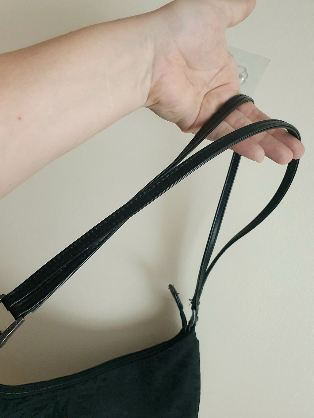 Strap and zip detail of Y2K Morgan De Toi handbag